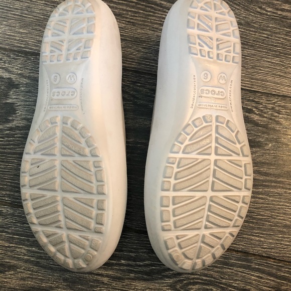 Women’s Crocs size 6 - Picture 2 of 4